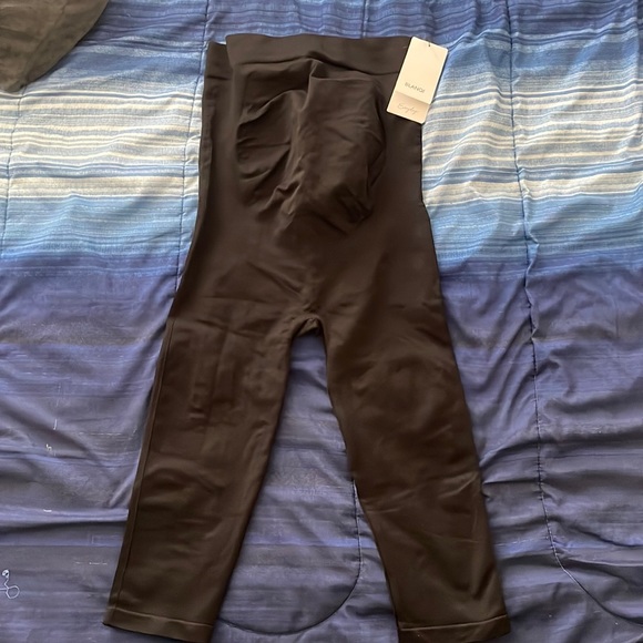 Blanqi maternity capri leggings - Picture 2 of 5